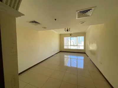 شقة واسعة غرفتين و صالة مع غرف ماستر بتشطيب جديد داخل برج نظيف مع بلكونة| جيم مجاني باركن مجاني و موقع مميز و سهولة الوصول إلى دبي مع تسهيلات في الدفع