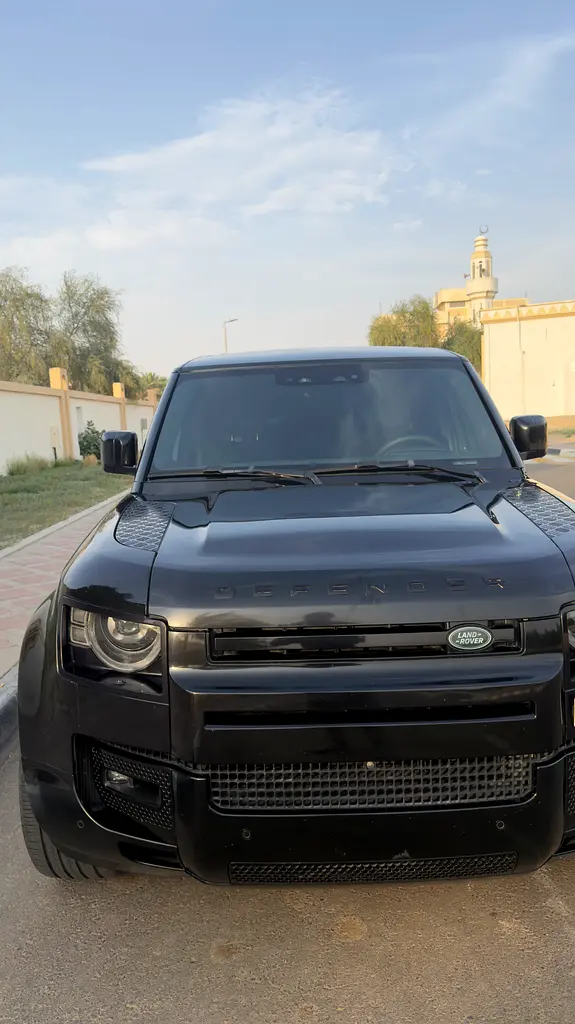 Land Rover Defender 2022 — photo 1 of 10