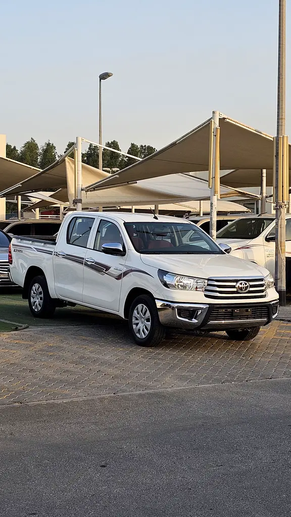 Toyota Hilux 2020 — photo 1 of 6