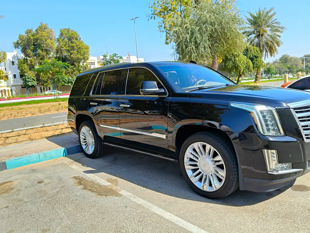 Cadillac Escalade 2018 — photo 1 of 12
