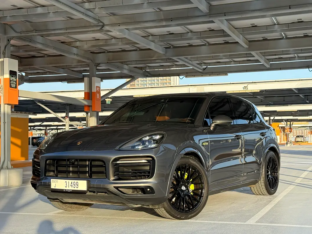 Porsche Cayenne 2019 — photo 1 of 13