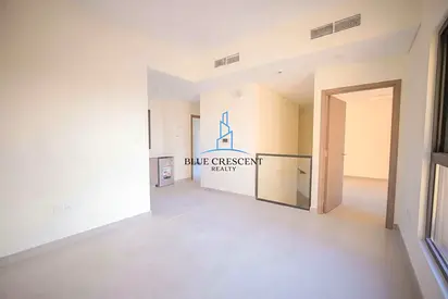 D-mid option| Strategic Resale in a Growing Community | Resale