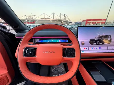 صورة 19 لـ 2025 LYNK & CO 900