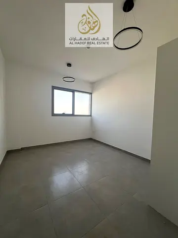 للإيجار السنوي في إمارة الشارقة منطقة المجاز 2 شقة سكنية مميزة مكونة من غرفتين وصالة بحالة تاني ساكن في موقع استراتيجي قريب من جميع الخدمات الأساسية و