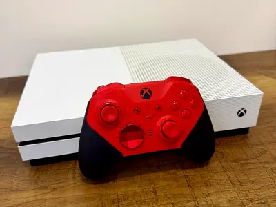 White Xbox One S console with Red Elite 2 Xbox One controller