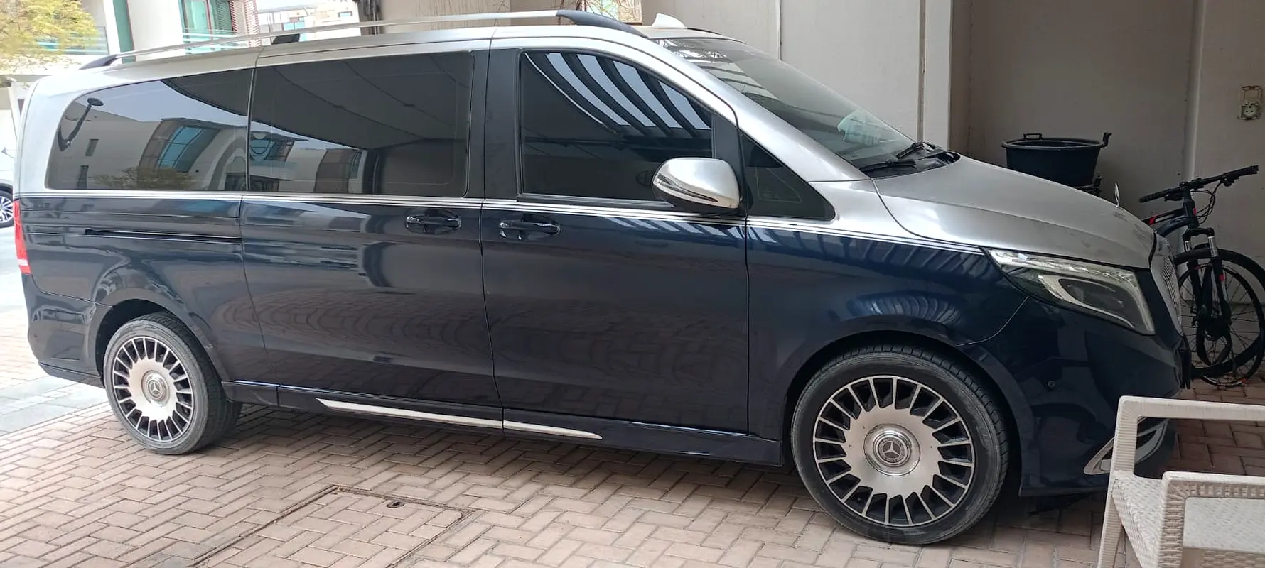 Mercedes-Benz V-Class 2022 — photo 1 of 9