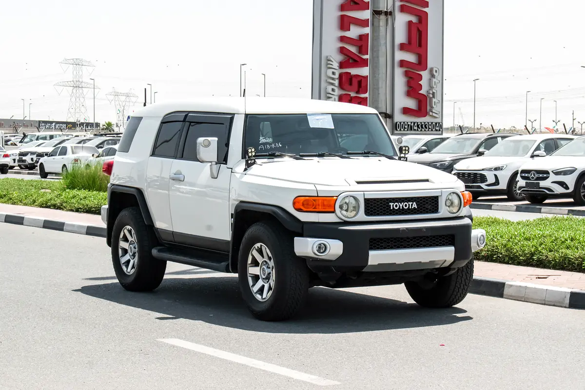 Toyota FJ Cruiser 2021 — photo 1 of 19