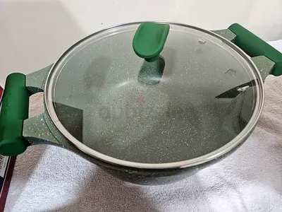 Non-stick cooking pot with glass lid – good condition.