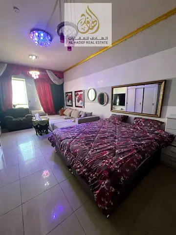 للإيجار السنوي في إمارة الشارقة منطقة المجاز 2 استوديو سكني بموقع مميز جداً على مخرج دبي مباشرة مما يوفر سهولة تنقل يومية ممتازة للموظفين والعائلات، ي