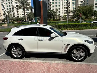Infiniti QX 70 - stylish, performance-focused luxury midsize SUV in perfect condition