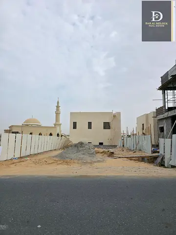 🏡 Prime Property Opportunity for Sale in Sharjah – Al Hooshi District 📍 Location: Al Hooshi District – Directly on Maliha Road Strategic location opposite Al Khawaneej, Dubai Close to Sharjah Grand Mo