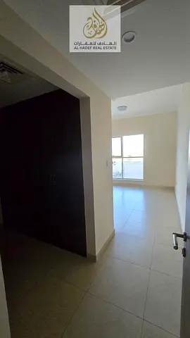 شقة للإيجار في البستان – عجمان، غرفة وصالة (ماستر) + 2 حمام، بلكونة، خزائن بالحائط، غرفة غسيل، تكييف مجاني + شهر مجاني، غاز مركزي، موقع مميز أمام محطة