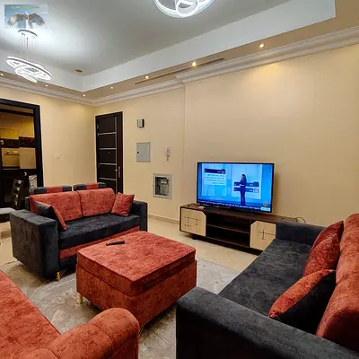 شقة مفروشة فاخرة 3 غرف وصالة في الروضة 3 بعجمان شامل الفواتير والإنترنت .