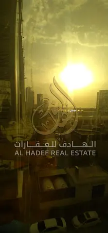شقة 3 غرف وصالة مع غرفة خادمة في المجاز 1، بلكونتين، تكييف على المالك، جيم، صيانة مجانية، قريبة من الكورنيش والخدمات، مناسبة للعائلات، الدفع 4 دفعات،