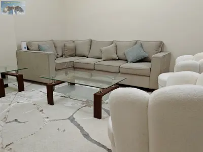 ثلاث غرف وصاله فرش جديد أول ساكن موقع ممتاز الروضه 3 قريبة من مطعم بحر الامارات سهل المخرج لدبي والشارقه 3 حمام مجهزة تمام بجمع الاجهزة المنزليه وجاهز
