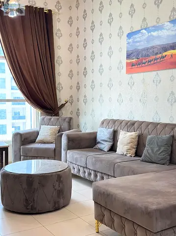 شقه 2 غرفه علي شارع خليفه مباشر وصاله بلكونه اطلاله مفتوحه مطبخ مجهز بجميع الاجهزه الكهربائيه