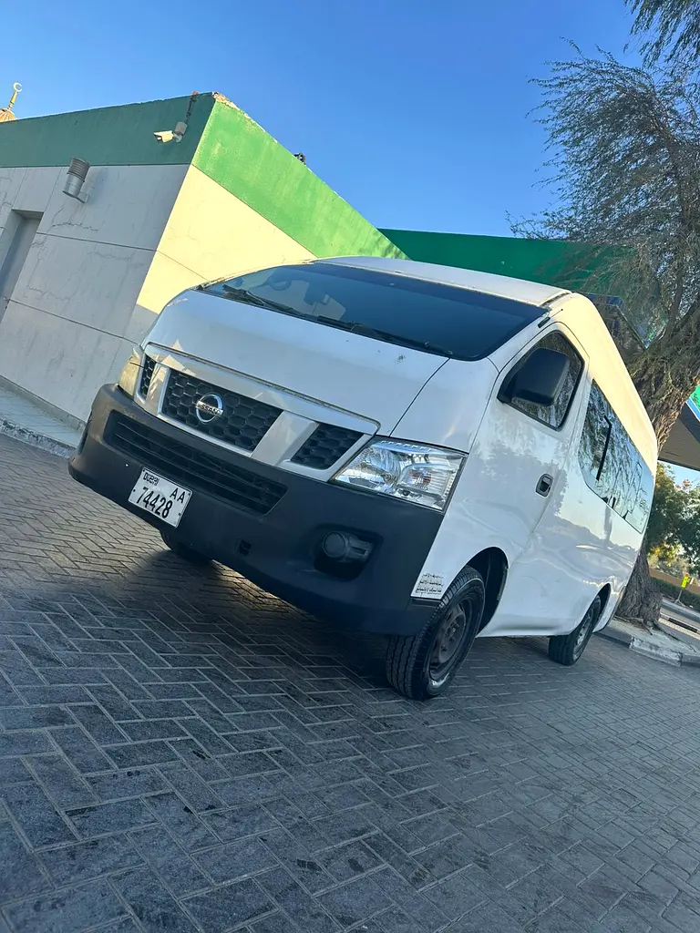Nissan Urvan 2015 — photo 1 of 11