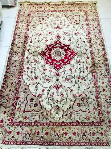 Handwoven 70% silk 30% wool carpet , 155cm wide 250cm tall, in perfect condition