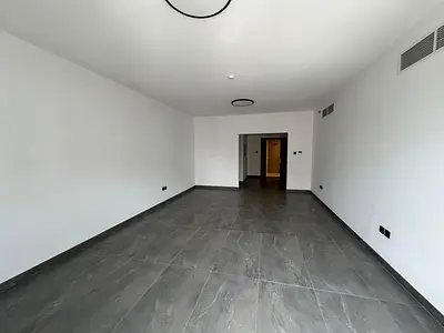 أكبر شقة ثلاث غرف ماستر وصالة إيجار السنوى أول ساكن بالمجاز 3 الشارقة - بلكون مطل علي المدينة - غرفة خادمة - 5حمام-خزائن حائط -ح-جيم-مسبح-2باركن-تراث