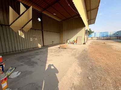 حوطة صناعية للإيجار في الصجعة – مساحة 20,000 قدم