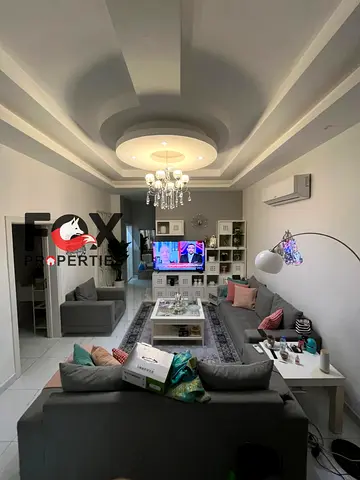 فيلا كورنر في الزاهية على الشارع الرئيسي 4 غرف ماستر مجلس وصالتين وغرفة غسيل موقع مميز قريب من الطرق الرئيسية وسهل الوصول لدبي والشارقة