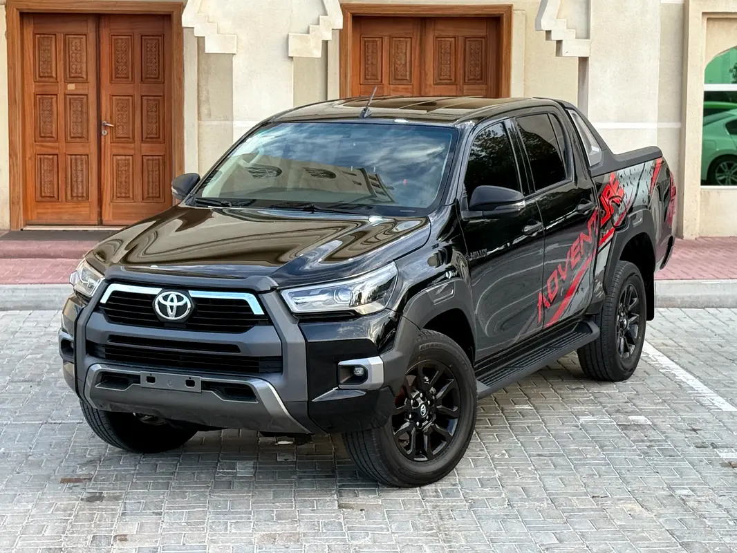 Toyota Hilux 2018 — photo 1 of 17