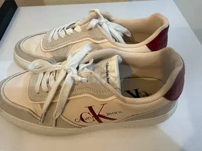 Calvin Klein white sneakers with maroon heel - size approx EU 39-40