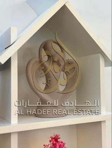 شقة غرفتين وصالة مع ستور للإيجار في برج حديث بالممزر الشارقة بمساحة مميزة مع جيم ومسبح وقاعة مناسبات وفرش كامل هدية وبدون تأمين مع تسهيلات في الدفع
