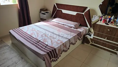 Queen bed with mattress and matching dresser + Side tables - Excellent condition