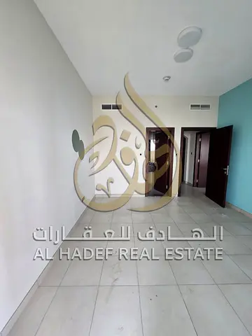 بلكونة كبيرة 👕 خزائن مدمجة في الحائط ✨ المميزات: 🅿️ باركن مجاني 🏋️‍♂️ جيم مجاني 🏊‍♂️ مسبح مجاني 💰 السعر: 65,000 درهم سنوياً  💳 الدفع: دفعة أو دف