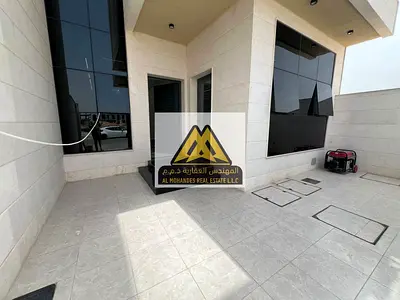 فرصة مميزة لامتلاك فيلا تاون هاوس بتصميم راقٍ وتشطيب عالي في منطقة الحليو 2، مناسبة للسكن العائلي الراقي أو الاستثمار.