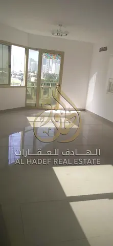 هل تبحث عن مساحة رحبة تلبي تطلعات عائلتك وتوفر لكم أسلوب حياة عصري ومتكامل؟ نحن في شركة الهادف العقارية فخورون بأن نضع بين أيديكم هذه الشقة الاستثنائ