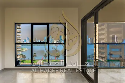 في قلب المجاز 3، وعلى امتداد الإطلالة المباشرة لبحيرة خالد، تتوفر شقة مميزة داخل برج جديد كليًا (أول ساكن) تمنحك أسلوب حياة راقي يجمع بين الهدوء، المس