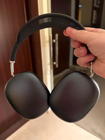 AirPods Pro - over-ear wireless headphones with carrying case (mint condition)