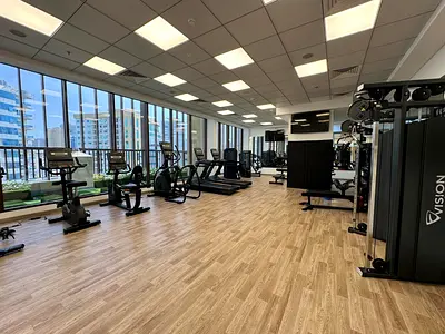 شقة 3  غرف فاخرة | أول ساكن | 5  حمامات | بلكون بإطلالة مفتوحة | جيم ومسبح | 2 باركينج |  غرفة خادمة ماستر | غرفة غسيل وستور| تراس | تكييف مركزي