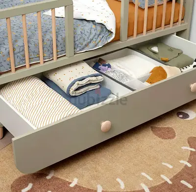 Crib with drawer