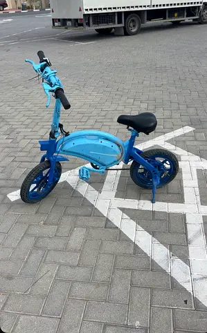 Kids e-bike with pedals