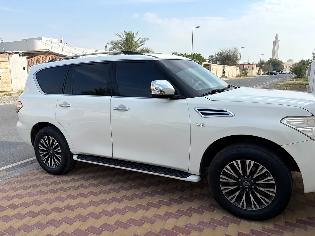 Nissan Patrol 2012 — photo 1 of 2