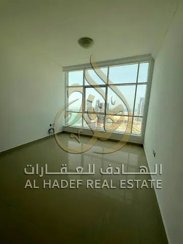 🔥 للإيجار السنوي في التعاون – الشارقة 🔥 شقة مميزة 3 غرف وصالة بمساحة واسعة وتصميم عملي 👌 🌊 إطلالة بحرية رائعة تضيف راحة وفخامة للسكن ✨ المميزات: ✔