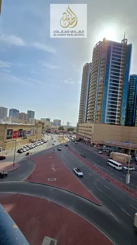 شقة مميزة للإيجار في إمارة عجمان داخل أبراج الخور، بمواصفات واسعة تناسب العائلات الباحثة عن الراحة والمساحة الكبيرة. تتكون الشقة من ثلاث غرف نوم واسعة