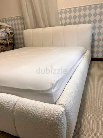 White Upholstered Queen Bed with Padded Headboard (Bouclé Fabric)