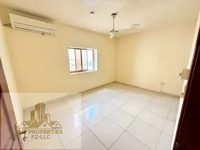 شقة واسعة بغرفتي نوم وصالة ومطبخ! غرفتان رئيسيتان! مع صالة قريبة! مبنى عائلي بموقع مثالي! فقط 44,999