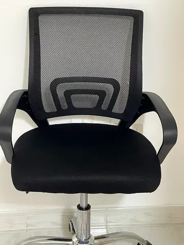 Black Mesh Office Chair with Cushioned Seat - Good Condition