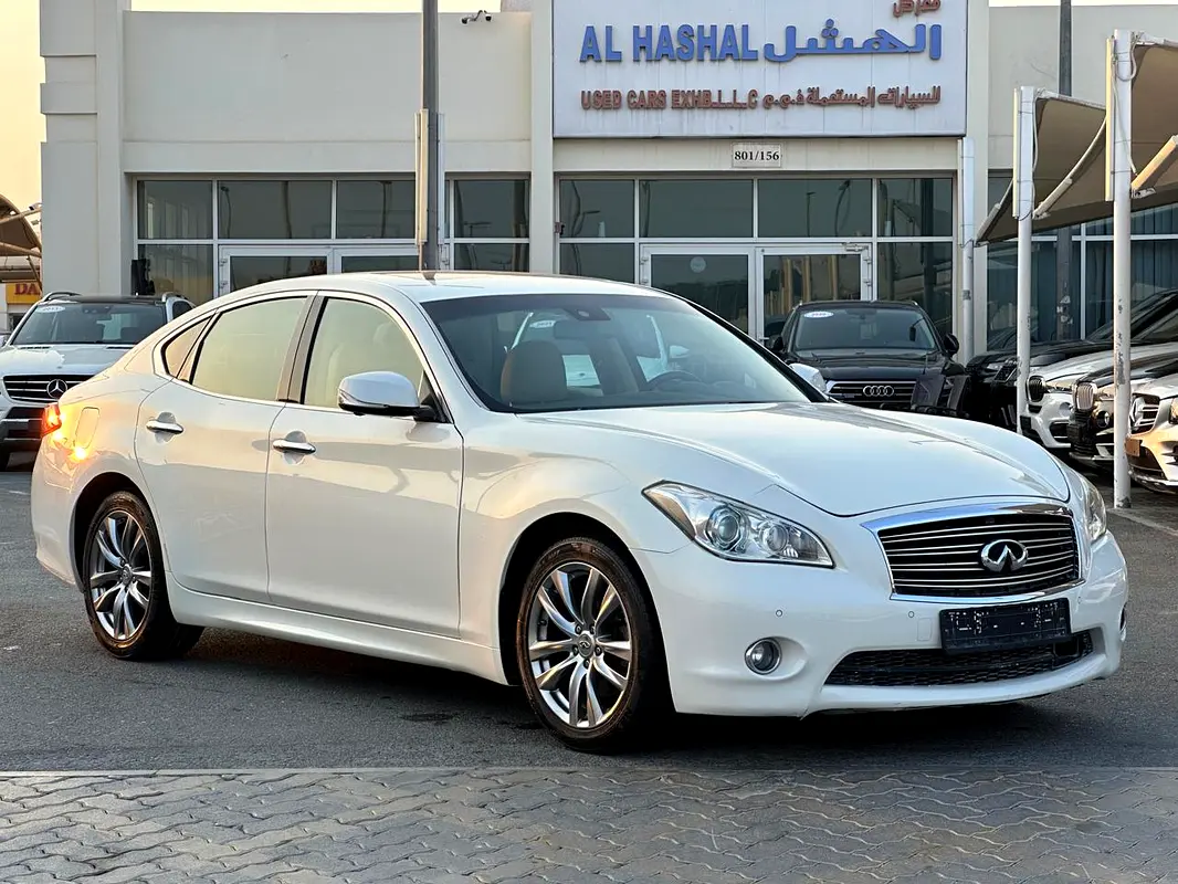 Infiniti Q70 2017 — photo 1 of 19