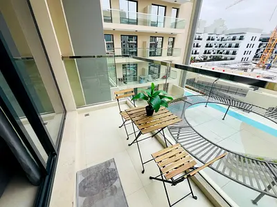 LUXURY LIVING SPACIOUS STUDIO APARTMENT FULLY FRNISH GYM POOL PARKING FREE 20+ AMINTIES ON PRIME LO