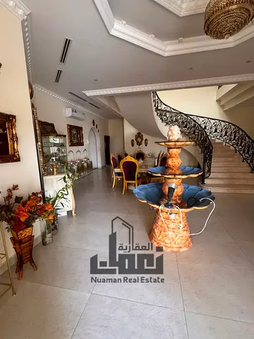فيلا للبيع فى الرحمانية 1 بمساحة 16000قدم 7غرف نوم ماستر  عمر الفيلا 10 سنين السعر 3500000درهم
