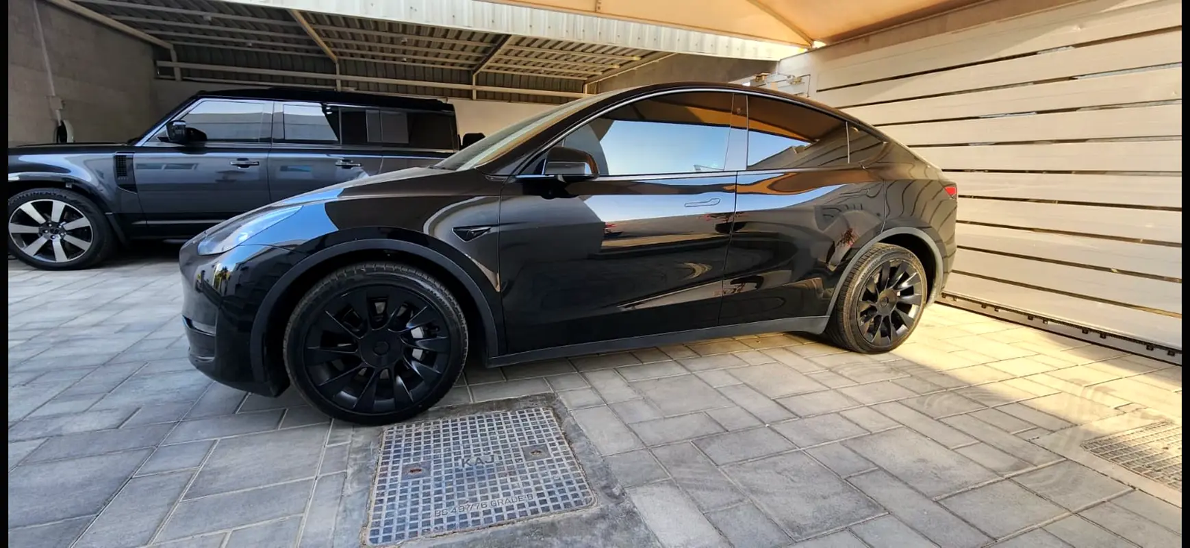 Tesla Model Y 2023 — photo 1 of 3