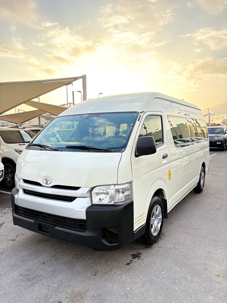Toyota Hiace 2017 — photo 1 of 13