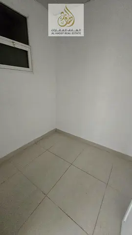 شقة للإيجار في الجرف 2، 3 غرف ماستر + صالة منفصلة، 4 حمامات، استور، مطبخ غاز مركزي، مساحات واسعة جدًا، موقع مميز قريب من المدارس وأسواق الإمارات ومركز