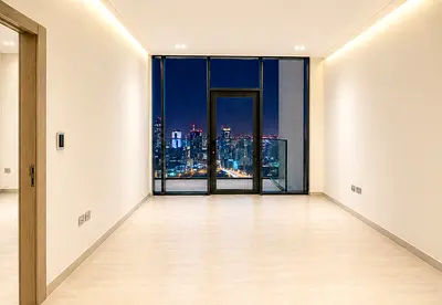 غرفة نوم واحدة في الطابق العلوي | تصميم الزاوية | شرفة | إطلالة على وسط المدينة والمسبح